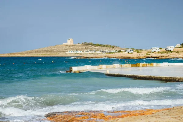 Águas Oceano Torno Praia Sob Céu Azul — Fotografia de Stock