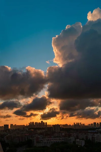 日落时在橘蓝色天空下垂直拍摄的城市建筑的照片 — 图库照片