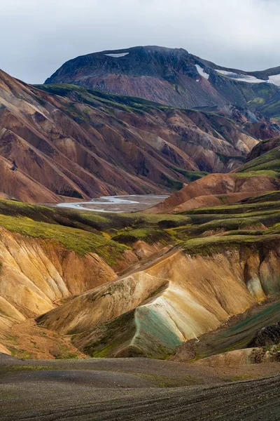 Μια Κάθετη Λήψη Των Βουνών Στην Περιοχή Highland Ισλανδία Κάτω — Φωτογραφία Αρχείου