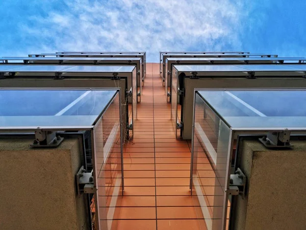 Низький Кут Знімка Сучасного Багатоквартирного Будинку Скляними Балконами Хмарний День — стокове фото