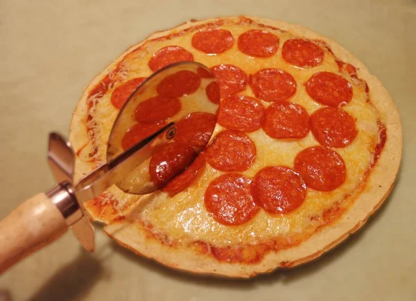 Cortador Una Pizza Pepperoni Recién Cocinada — Foto de Stock