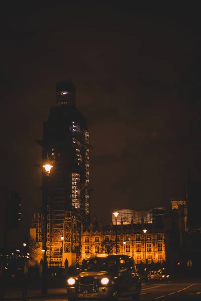 Eine Vertikale Aufnahme Eines Gebäudes Unter Einem Bewölkten Himmel Der — Stockfoto