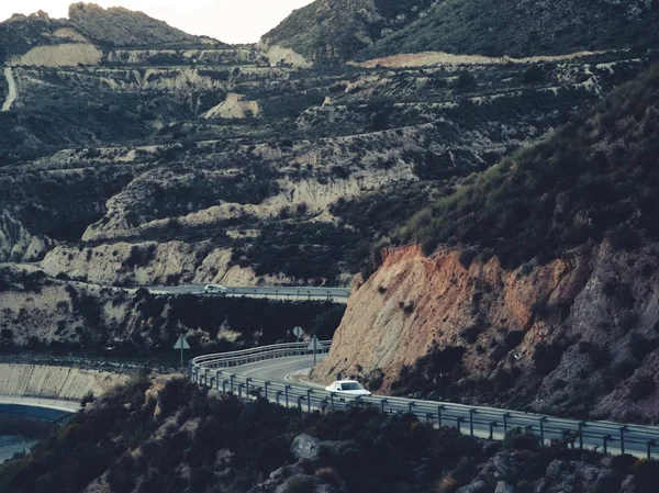 木々に覆われた山の上を走る車の広角撮影 — ストック写真