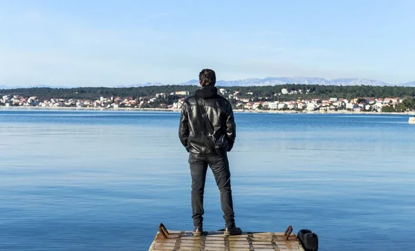 Ampio Angolo Uomo Che Guarda Acqua Durante Giorno — Foto Stock