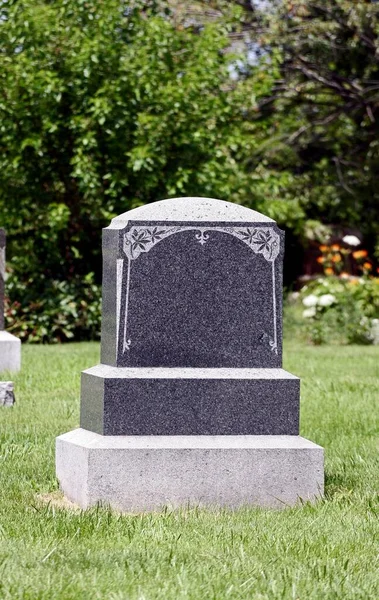 Bulanık Bir Arkaplanda Boş Bir Mezar Taşının Dikey Çekimi — Stok fotoğraf