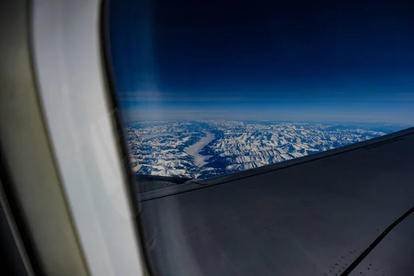 비행기 날개가 부분적으로 비행기 창문으로부터 지대의 — 스톡 사진