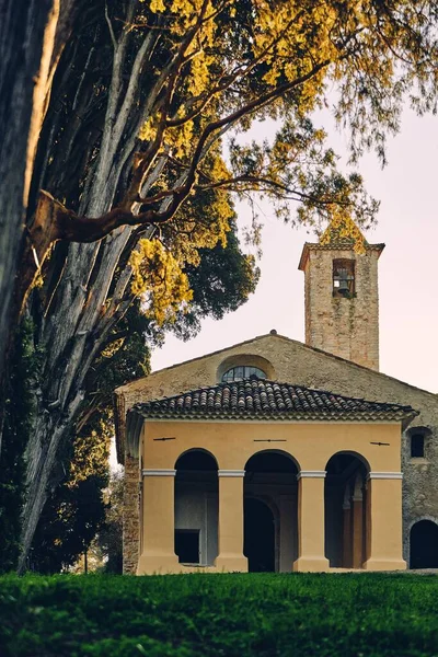 Tiro Vertical Una Iglesia Cerca Los Árboles Mougins Francia — Foto de Stock