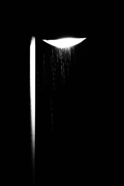 Ένα Κάθετο Πλάνο Από Ένα Βροχερό Φως Του Δρόμου Νύχτα — Φωτογραφία Αρχείου