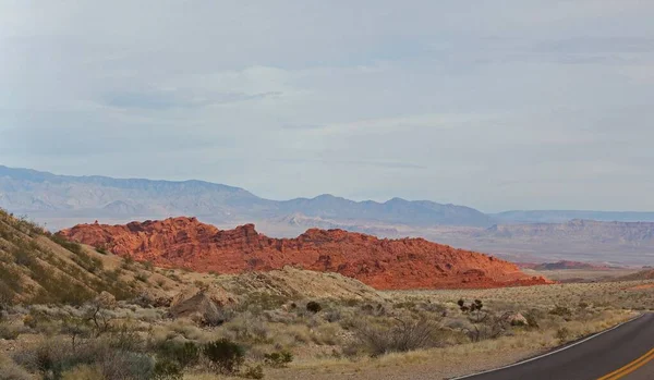 Hermoso Paisaje Montañoso Con Muchas Montañas Rocosas Bajo Cielo Nublado —  Fotos de Stock