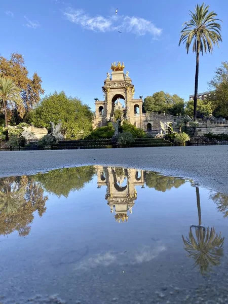 Tiro Vertical Del Edificio Histórico Del Parque Ciutadella Barcelona Refleja — Foto de Stock