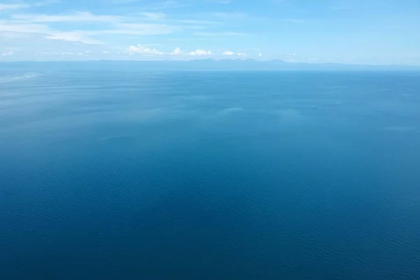 Een Landschap Van Zee Met Heuvels Onder Het Zonlicht Achtergrond — Stockfoto