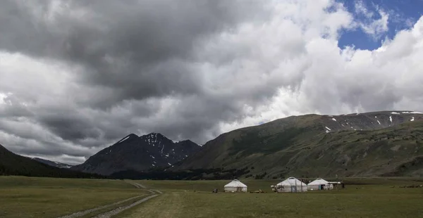 Tiro Bonito Chão Acampamento Montanhas Que Cercam Dia Nublado — Fotografia de Stock