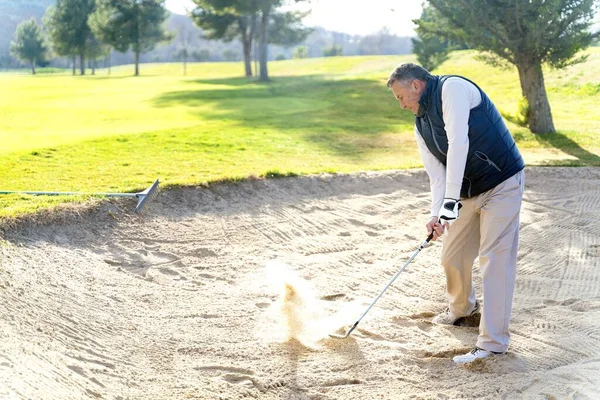 Homem Jogando Golfe Campo Golfe Durante Dia — Fotografia de Stock