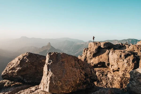 Beautiful Shot Man Standing Top Cliff Enjoying View Blue Sky — Stock Photo, Image