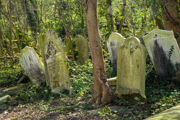 London Zjednoczone Królestwo Kwi 2007 Stare Nagrobki Cmentarzu Nunhead Londyn — Zdjęcie stockowe