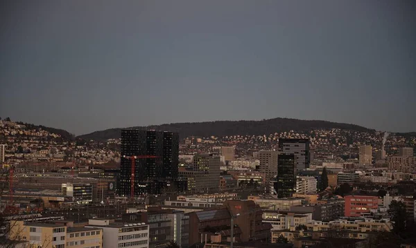 Een Moderne Stad Met Hoge Gebouwen Tijdens Zonsondergang — Stockfoto