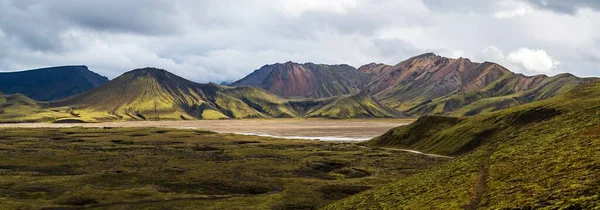 在蓝天下的冰岛高地地区的山脉和田野景观 — 图库照片