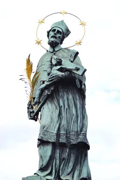 Photo Verticale Statue Saint Jean Nepomuk Sur Pont Charles Isolée — Photo