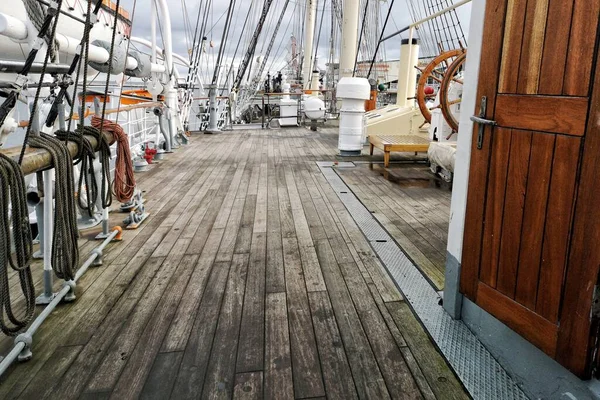 Gemi Güvertesinin Ahşap Zemin Halatlar Kablolar Ile Güzel Bir Görüntüsü — Stok fotoğraf