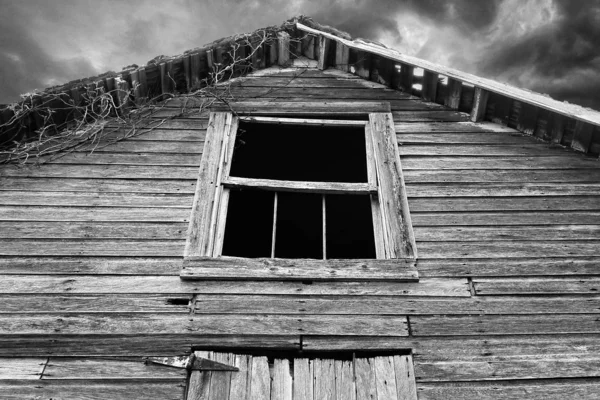 Greyscale Old Wooden Barn Sunlight Cloudy Sky — Stock Photo, Image