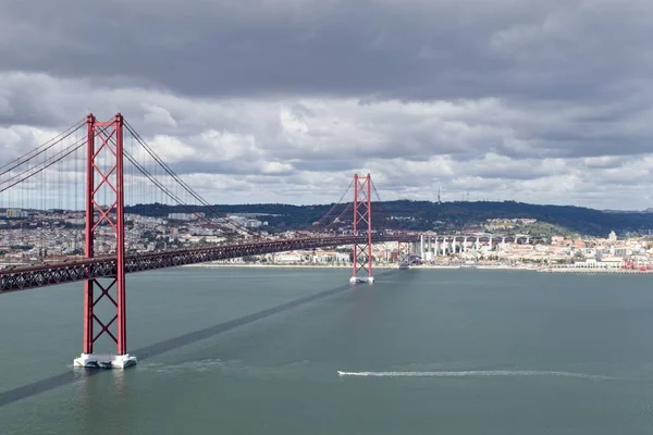 ポルトガルの4月25日の橋の美しいショット — ストック写真