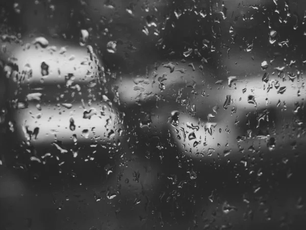 Вода Капает Окно После Дождя Виднеются Размытые Машины — стоковое фото