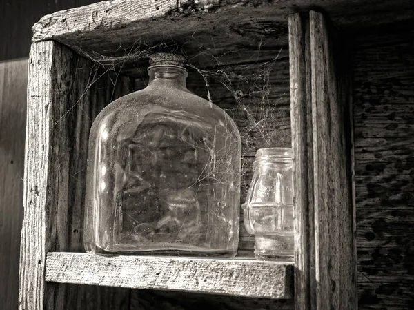 Raftaki Eski Kavanozların Gri Pulu Bir Çiftlik Evindeki Örümcek Ağıyla — Stok fotoğraf