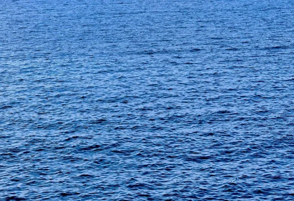 Las Tranquilas Aguas Azules Del Mar Perfectas Para Fondo Fresco —  Fotos de Stock