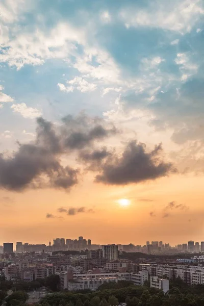 Uno Scatto Aereo Verticale Una Grande Città Sotto Cielo Azzurro — Foto Stock