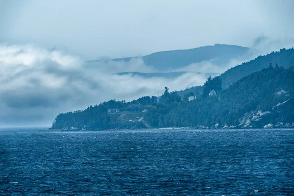 Impresionante Disparo Océano Azul Profundo Una Cordillera Niebla Gruesa Día — Foto de Stock