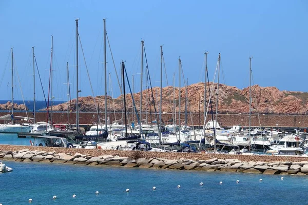 Barcos Estacionados Porto Sardinia Italy Perto Mar — Fotografia de Stock