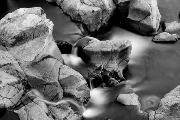 Greyscale Rio Coberto Pedregulhos Granito Sob Luz Sol Missouri — Fotografia de Stock