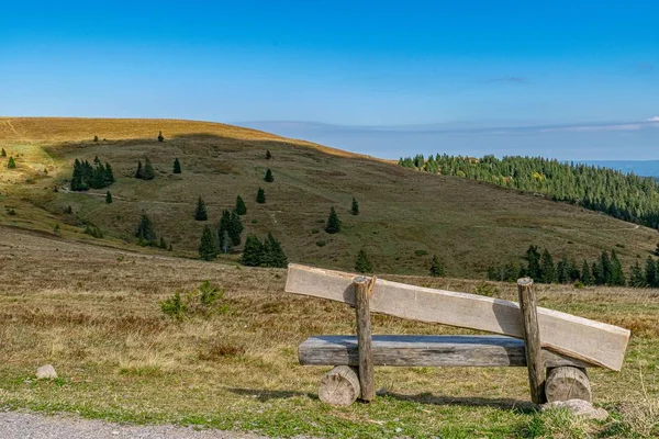 Banco Madeira Uma Colina Grande Para Trekking Caminhadas Sob Céu — Fotografia de Stock