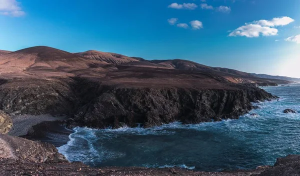 Ein Panoramabild Einer Meeresbucht Mit Krachenden Wellen Unter Klarem Blauem — Stockfoto