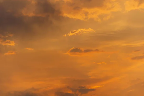 夕阳西下 乌云密布的橙色天空 — 图库照片