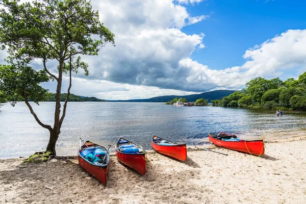 Los Kayaks Rojos Una Playa Arena Verano Loch Lomond Escocia —  Fotos de Stock