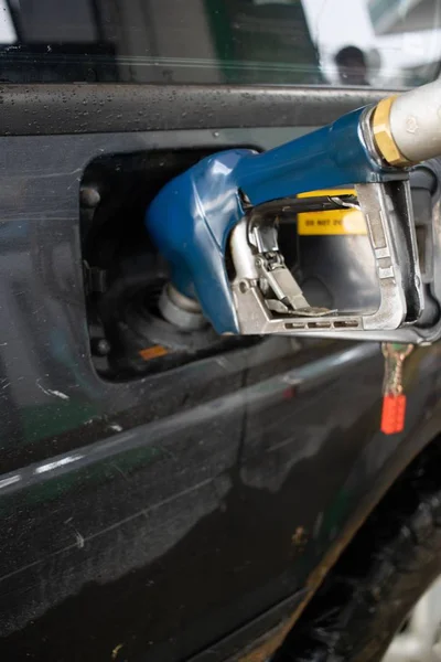 Μια Κάθετη Βολή Ενός Ακροφυσίου Βενζίνης Ένα Βενζινάδικο Ξαναγεμίζοντας Ρεζερβουάρ — Φωτογραφία Αρχείου