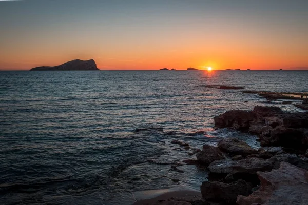 Eine Weitwinkelaufnahme Des Strandes Auf Ibiza Spanien Bei Sonnenuntergang — Stockfoto