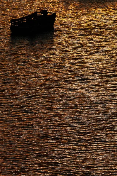 Silhueta Barco Oceano Refletindo Luz Sol Durante Pôr Sol Xia — Fotografia de Stock