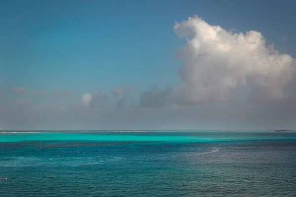 Una Hermosa Vista Del Océano Con Cielo Azul Nublado Fondo — Foto de Stock