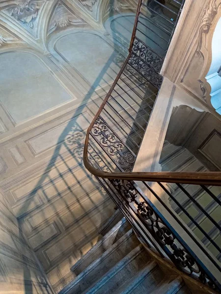 Uma Imagem Vertical Uma Escadaria Rodeada Paredes Brancas Com Gravuras — Fotografia de Stock
