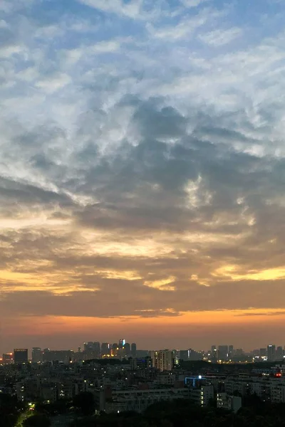 Vertikal Flygbild Storstad Orange Blå Himmel Solnedgången — Stockfoto