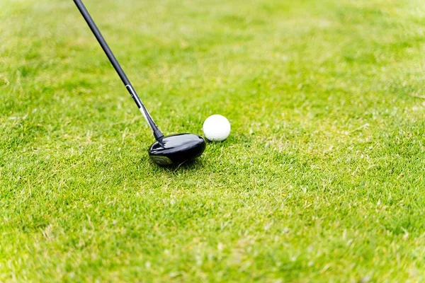 Uma Bola Golfe Campo Golfe Durante Dia — Fotografia de Stock