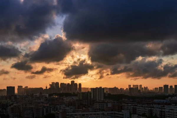 Tiro Aéreo Uma Cidade Grande Abaixo Céu Nublado Laranja Azul — Fotografia de Stock
