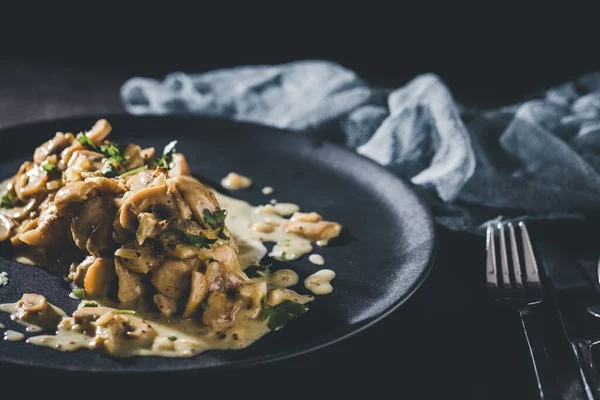 Gros Plan Champignons Dans Une Sauce Blanche Sur Plaque Noire — Photo