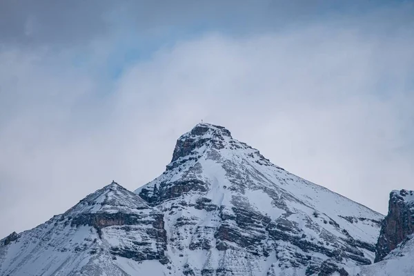 Een Landschap Van Rotsen Bedekt Met Sneeuw Onder Een Bewolkte — Stockfoto