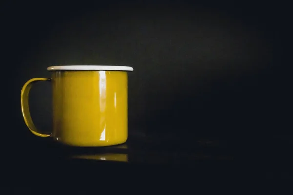 Крупный План Жёлтой Чашки Чёрном Фоне — стоковое фото