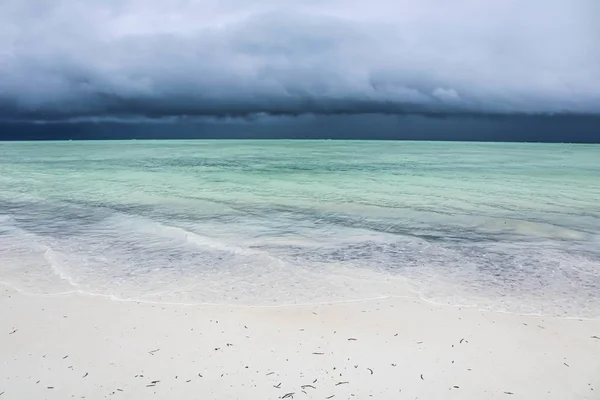 曇り空の下での海の風景 背景や壁紙のためのクールな画像 — ストック写真