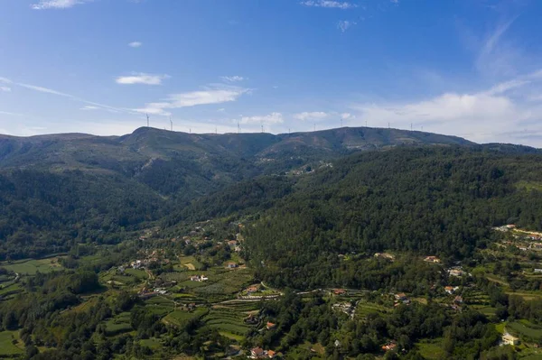 Vuelo Aéreo Casas Sobre Las Verdes Colinas Valle —  Fotos de Stock