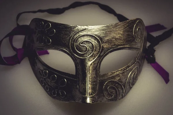 Detailní Záběr Obličejové Masky Vzorkem Fialovými Nitěmi — Stock fotografie